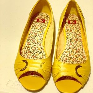 Peep toe flats! Great for spring!